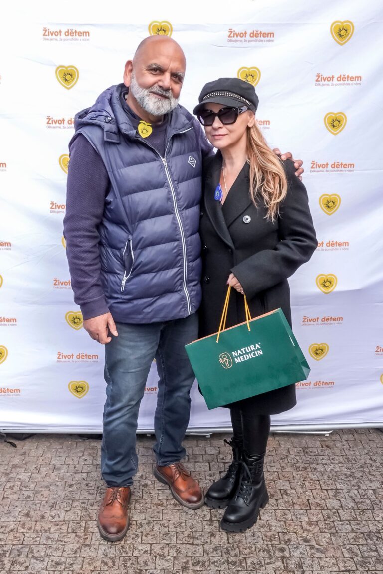 Bohuslav Větrovský s návštěvnicí před fotostěnou Život dětem