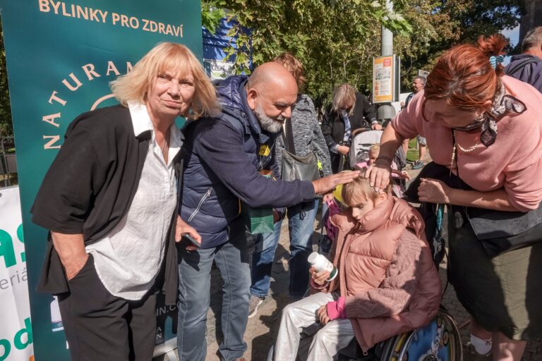 Bohuslav Větrovský při setkání s dívkou a jejími blízkými na akci Život dětem
