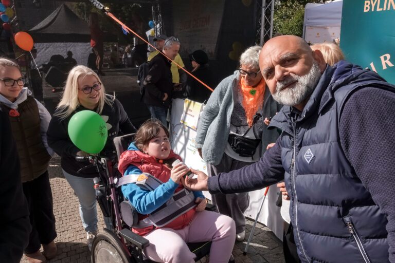 Bohuslav Větrovský předává dárek dívce na vozíku během akce Život dětem