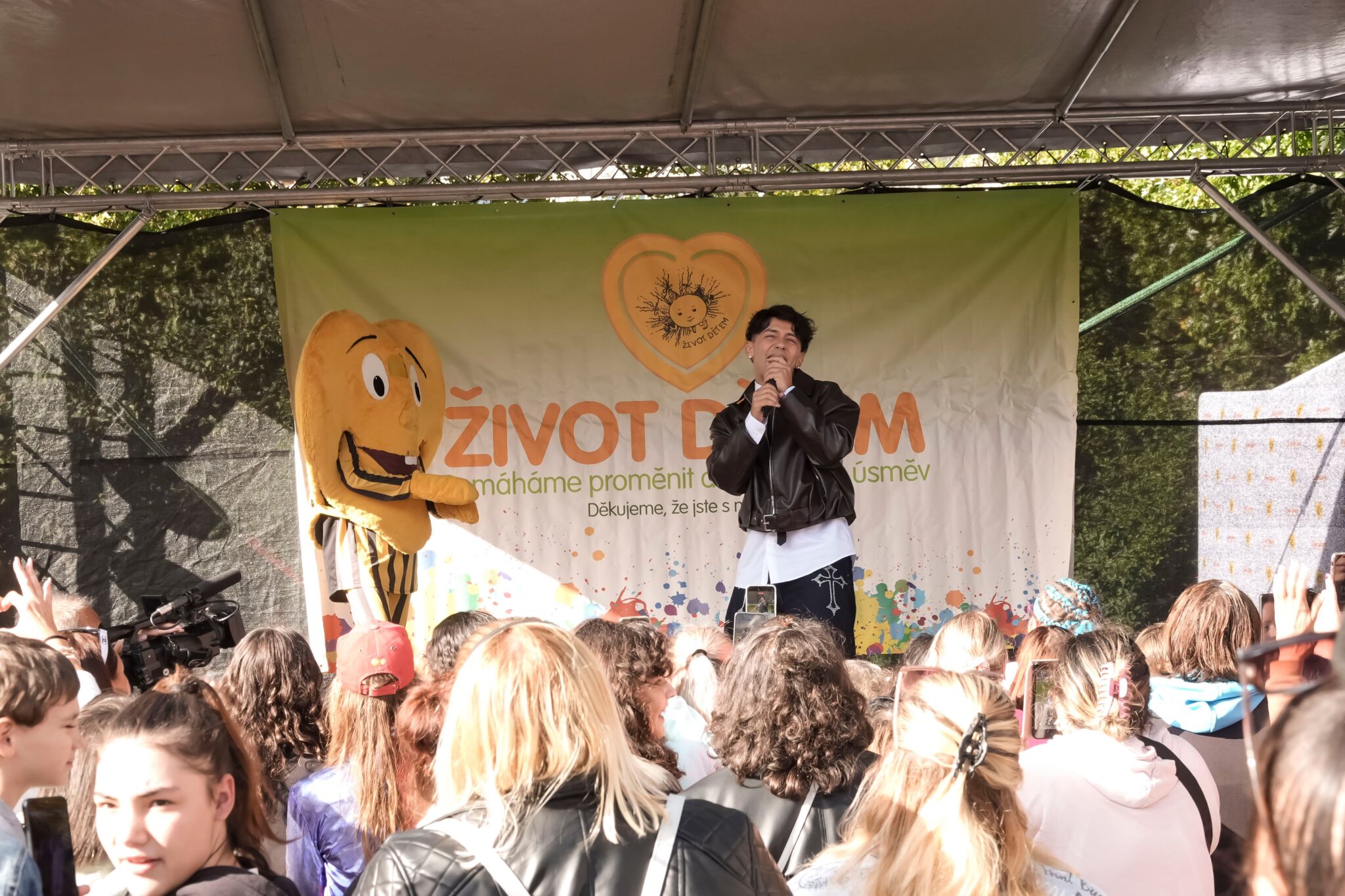 Hudební vystoupení a maskot Života dětem na náměstí Míru v Praze
