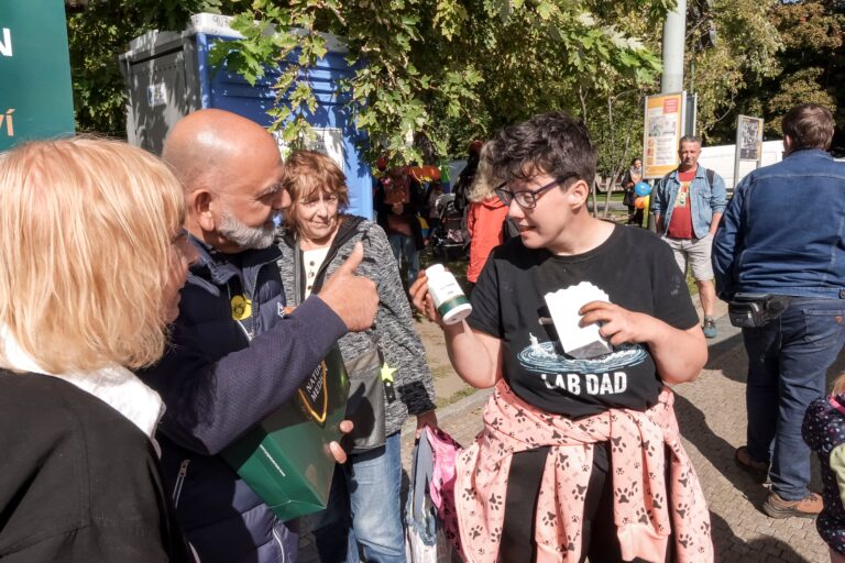 Bohuslav Větrovský při rozhovoru s návštěvníky akce Život dětem