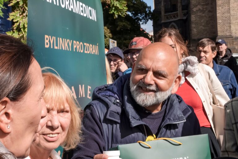 Bohuslav Větrovský při setkání s návštěvníky u banneru NATURAMEDICIN